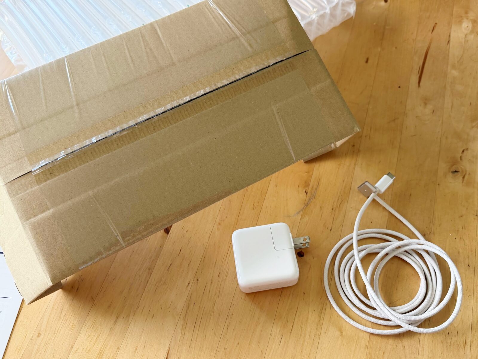 段ボール箱とアダプタ・ケーブル