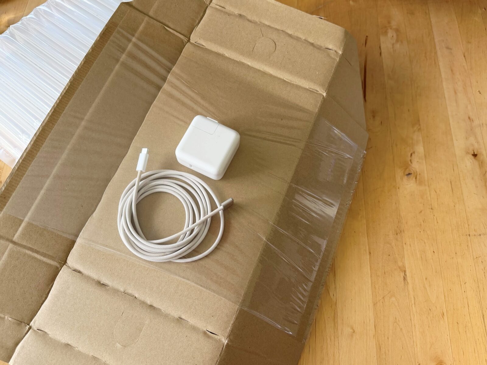 アダプタとケーブルを段ボールトレイに並べる