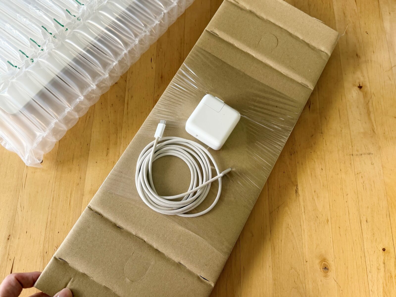 アダプタとケーブルを段ボールトレイに収納