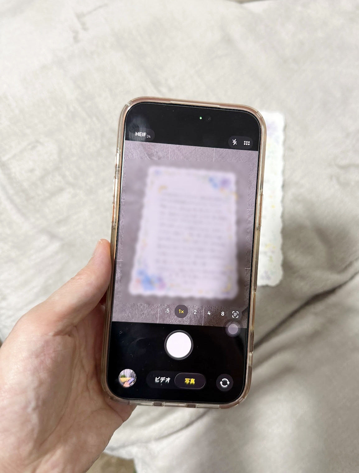 iPhoneのカメラでお手紙を撮影しているところ