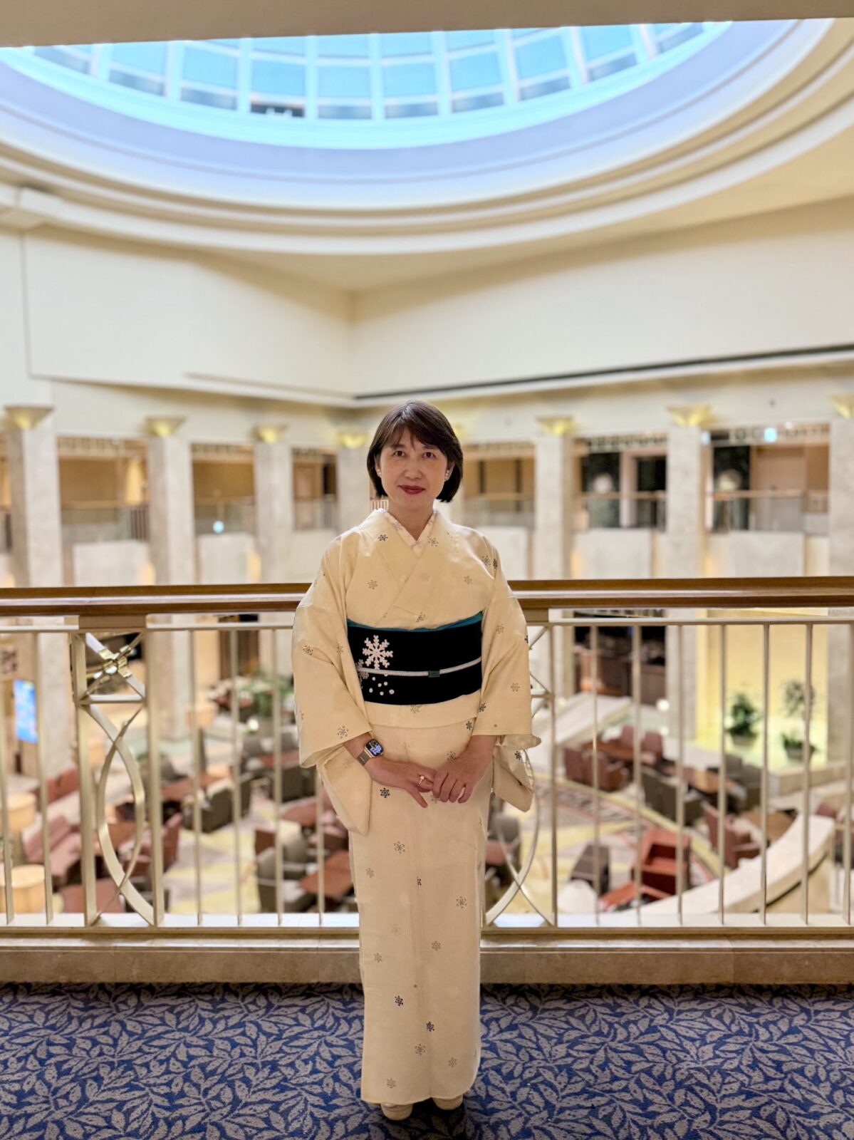 クリーム色の着物で立つ私（元の写真）