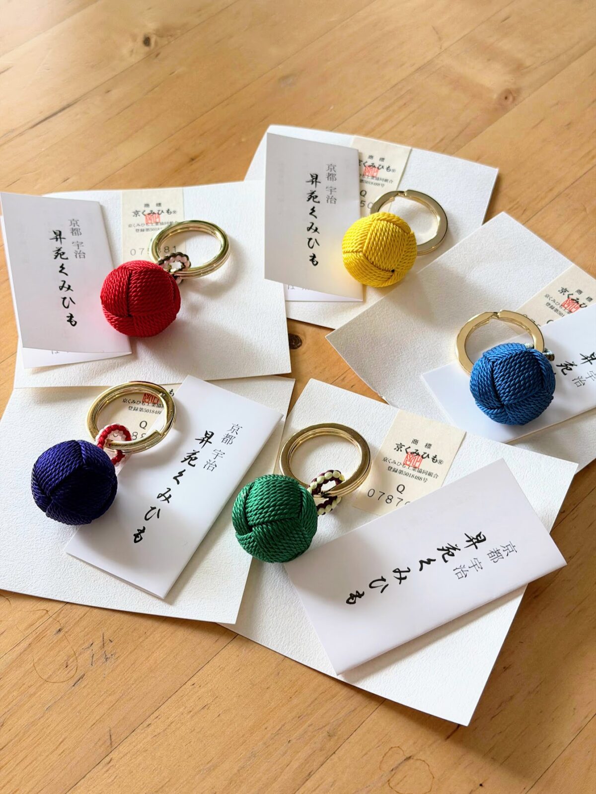 ５色のくみひもキーホルダーとタグ「京都 宇治 昇苑くみひも」