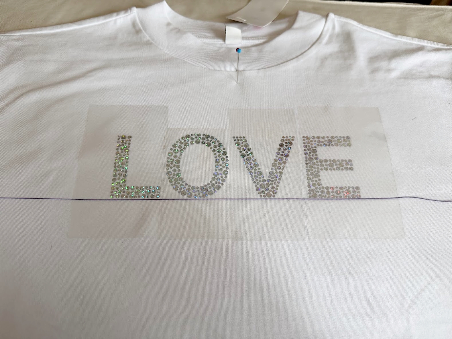 Tシャツの上段にLOVEのキラキラロゴを仮置き