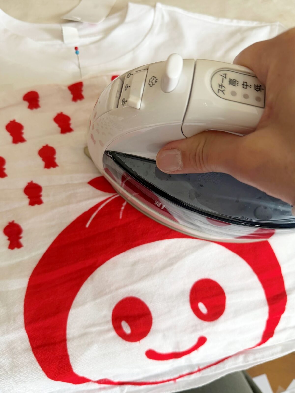 アイロンで圧着したあと透明シートをそ〜っとはがしているところ