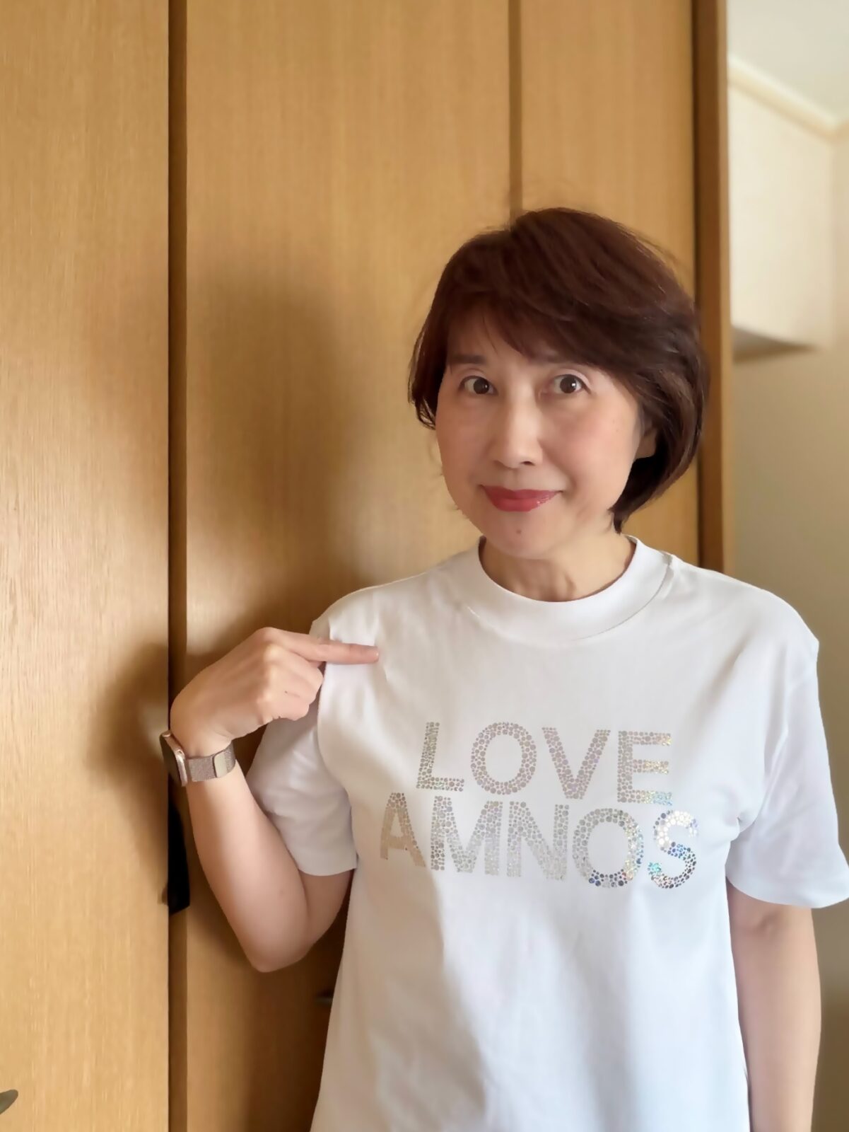 完成したLOVE AMNOSのキラキラTシャツを着ている増田由紀
