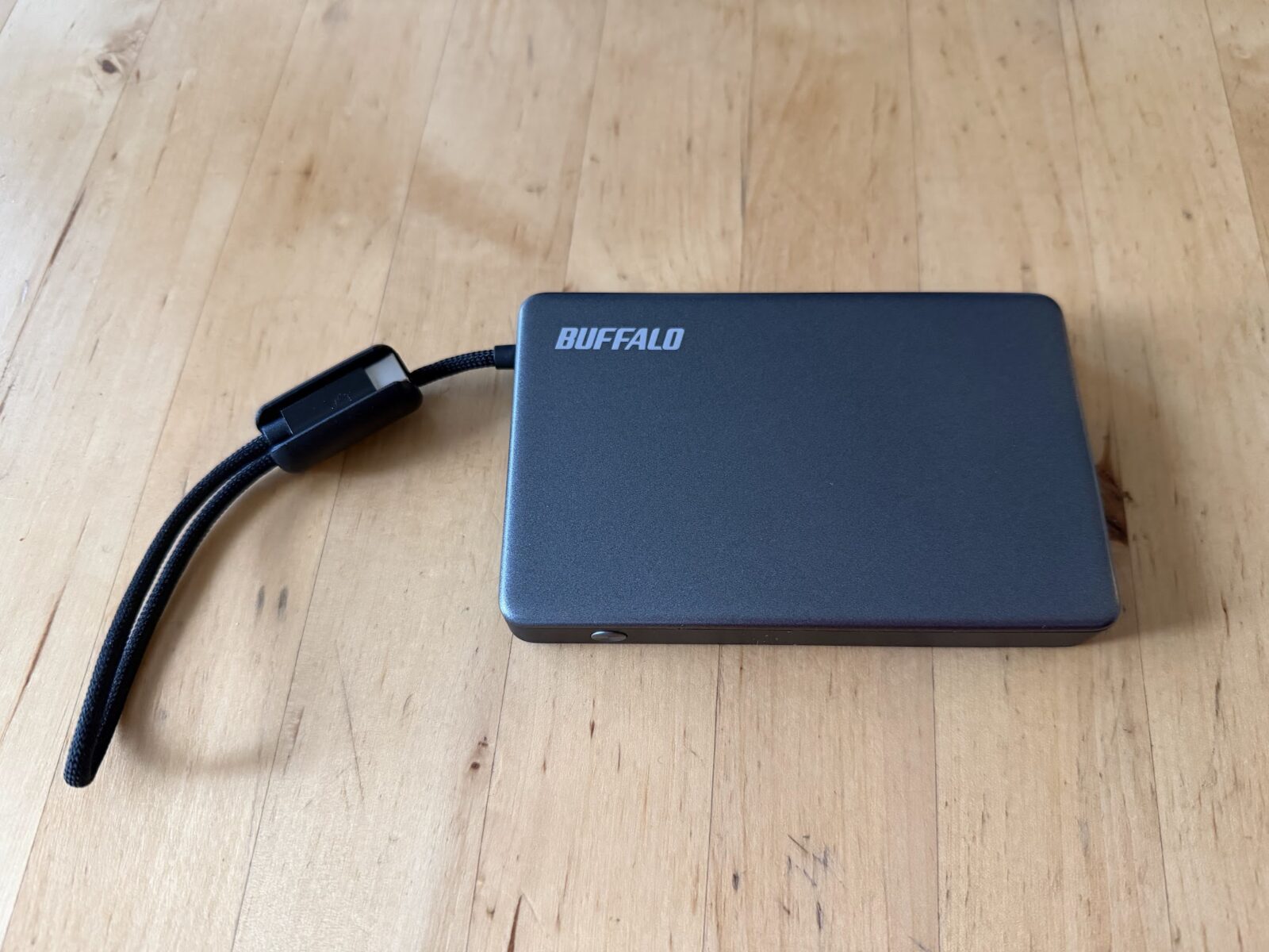バッファローの半固体電池モバイルバッテリー本体