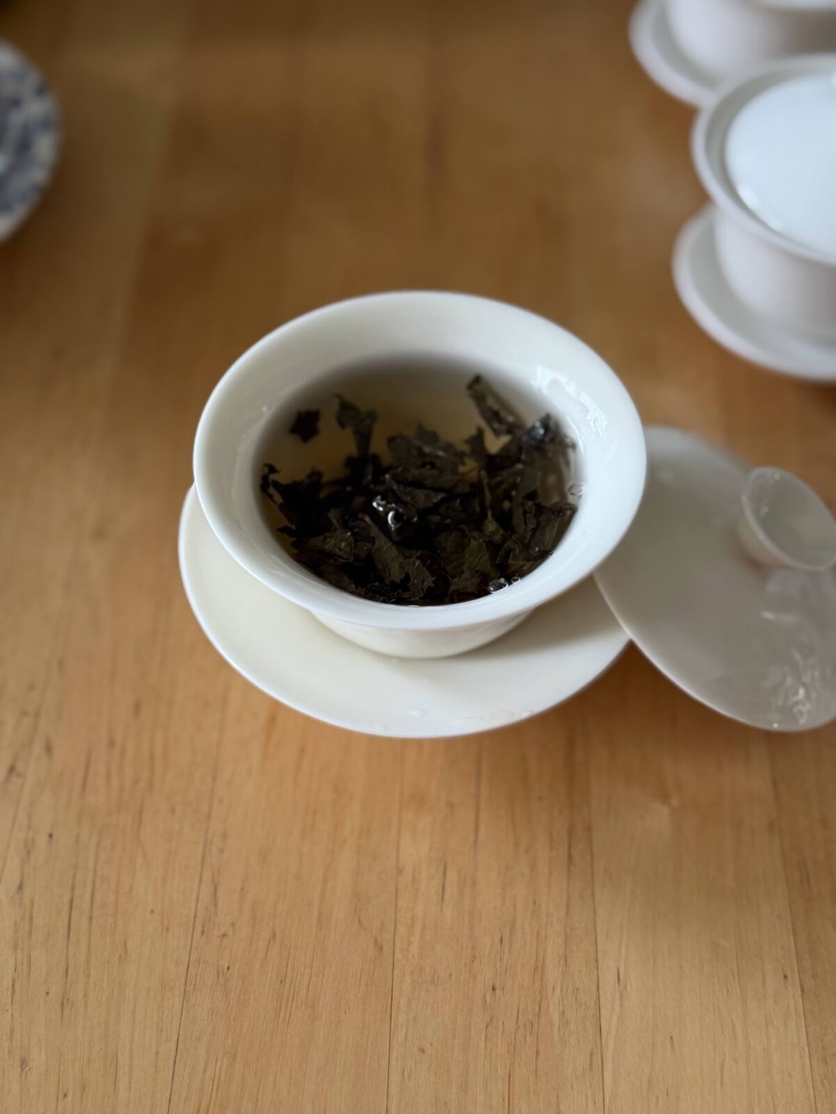 蓋を少しずらした蓋椀。中でお茶が出ている