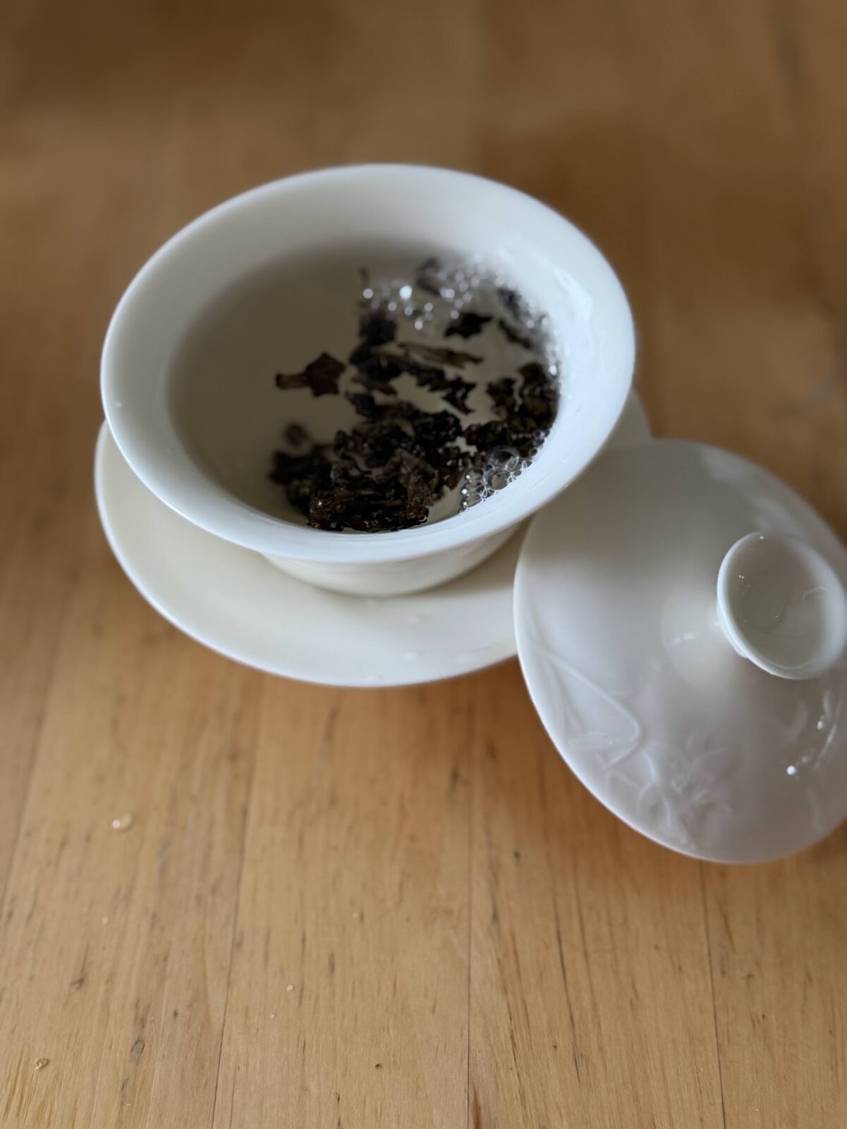 蓋椀にお湯を注いで茶葉が開き始めたところ