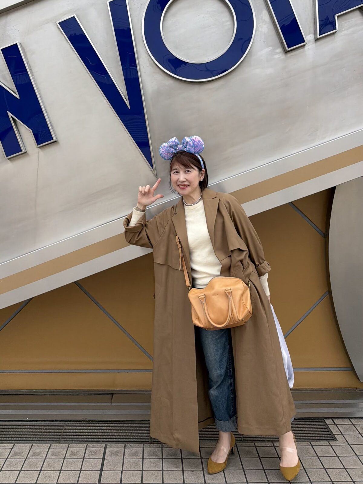 ボン・ヴォヤージュの前でポーズ