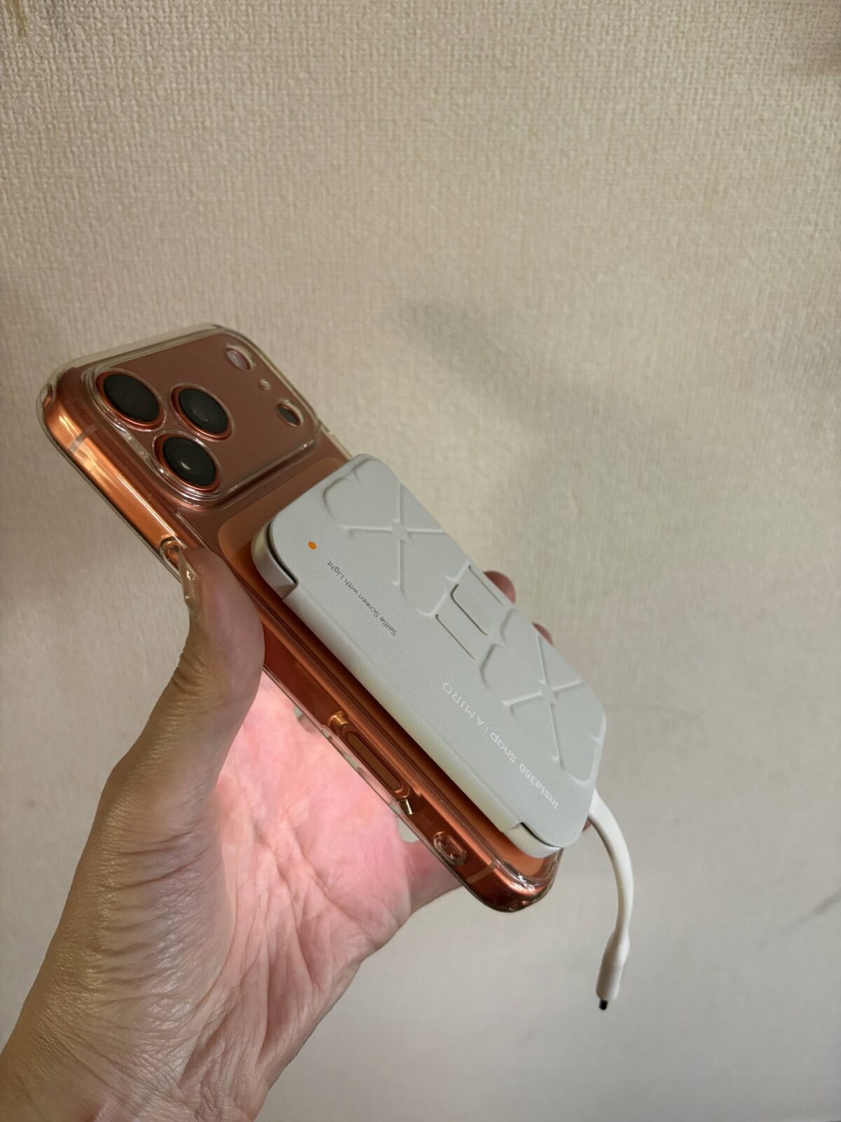 iPhoneの背面にSnap自撮りモニターを取り付けた様子