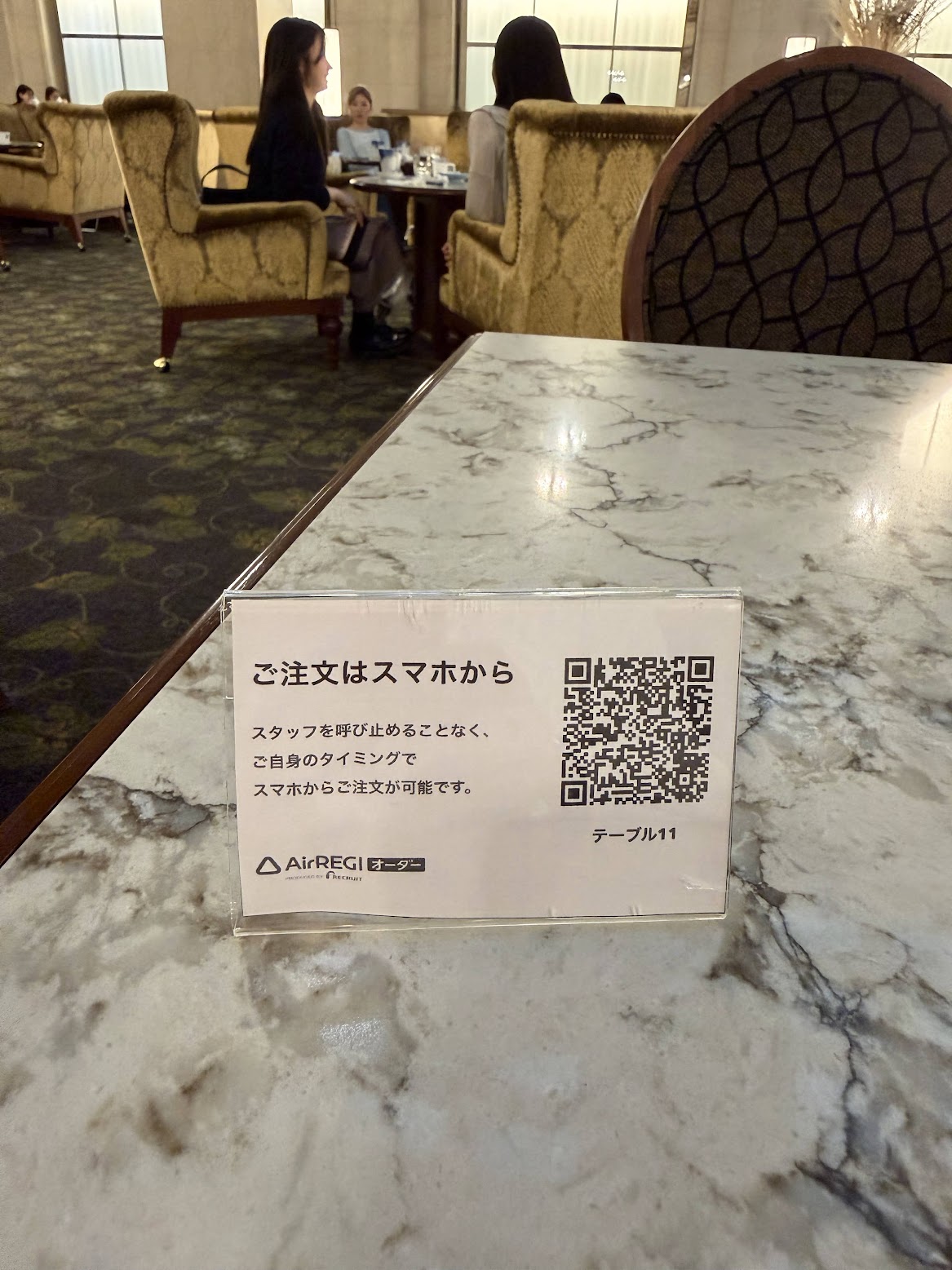 テーブルに置かれた注文用のQRコード