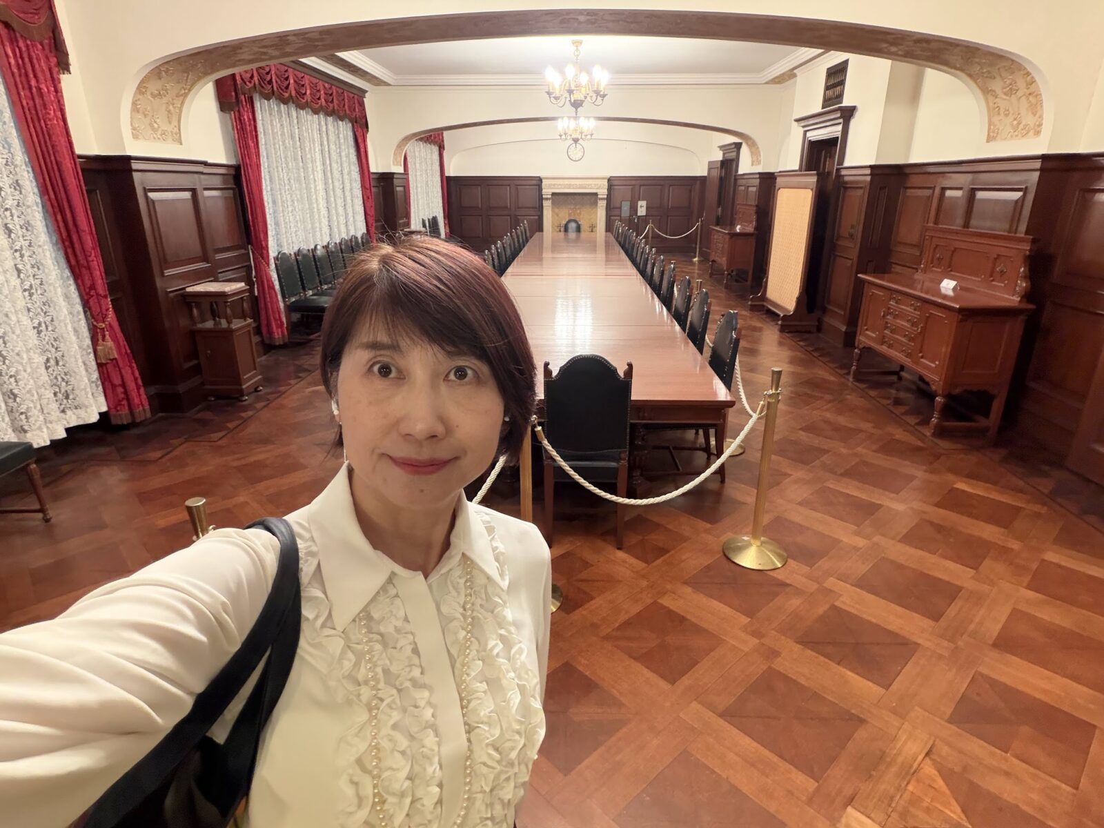 会議室で記念撮影をする増田由紀