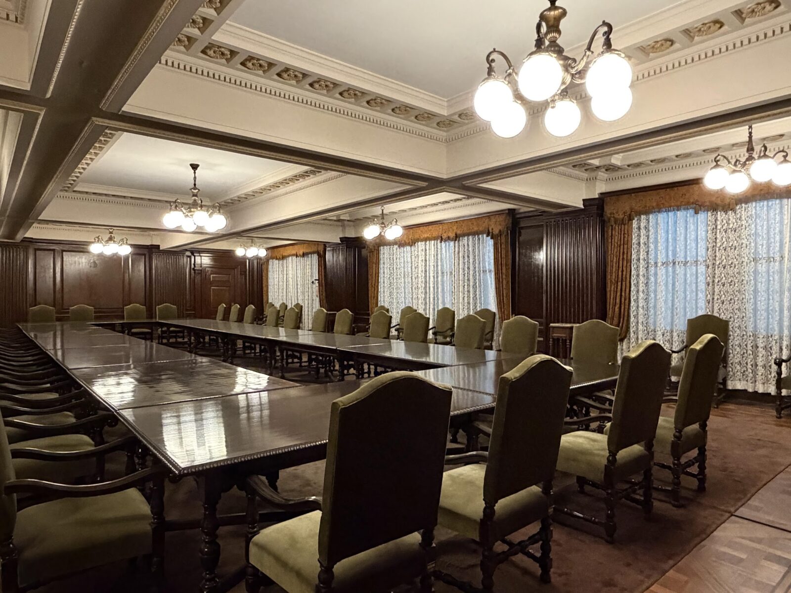 緑の椅子が並ぶもうひとつの会議室
