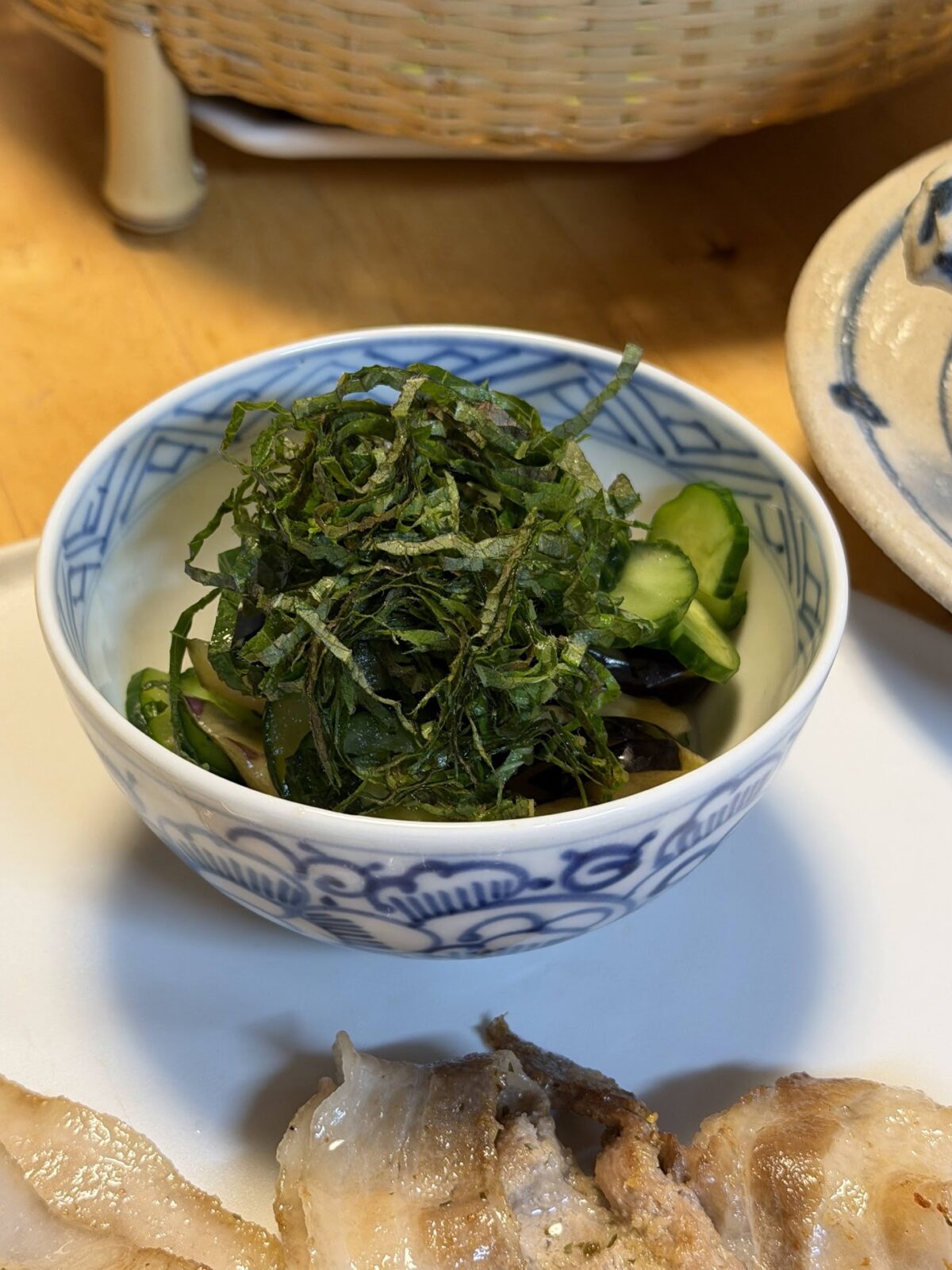シソをたっぷり載せた、ナスとキュウリの浅漬け