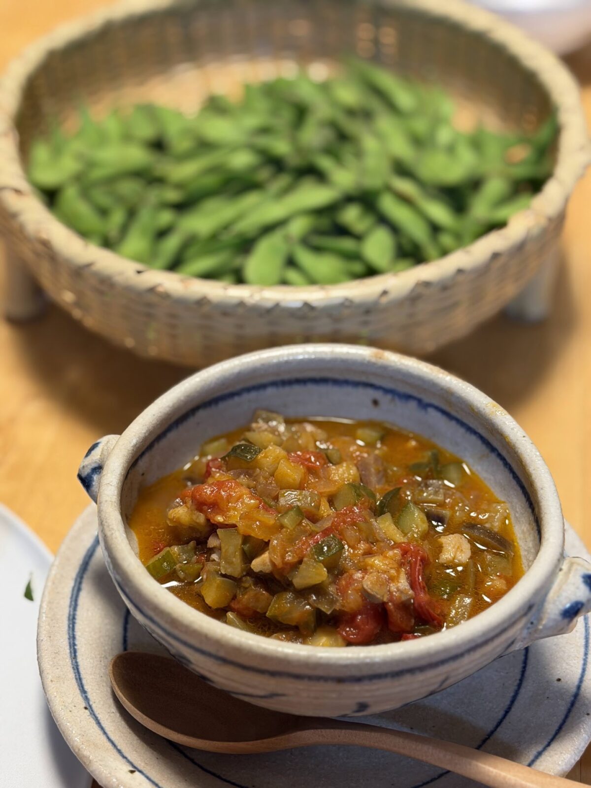 器によそったラタトゥイユと、ゆでた枝豆のざる