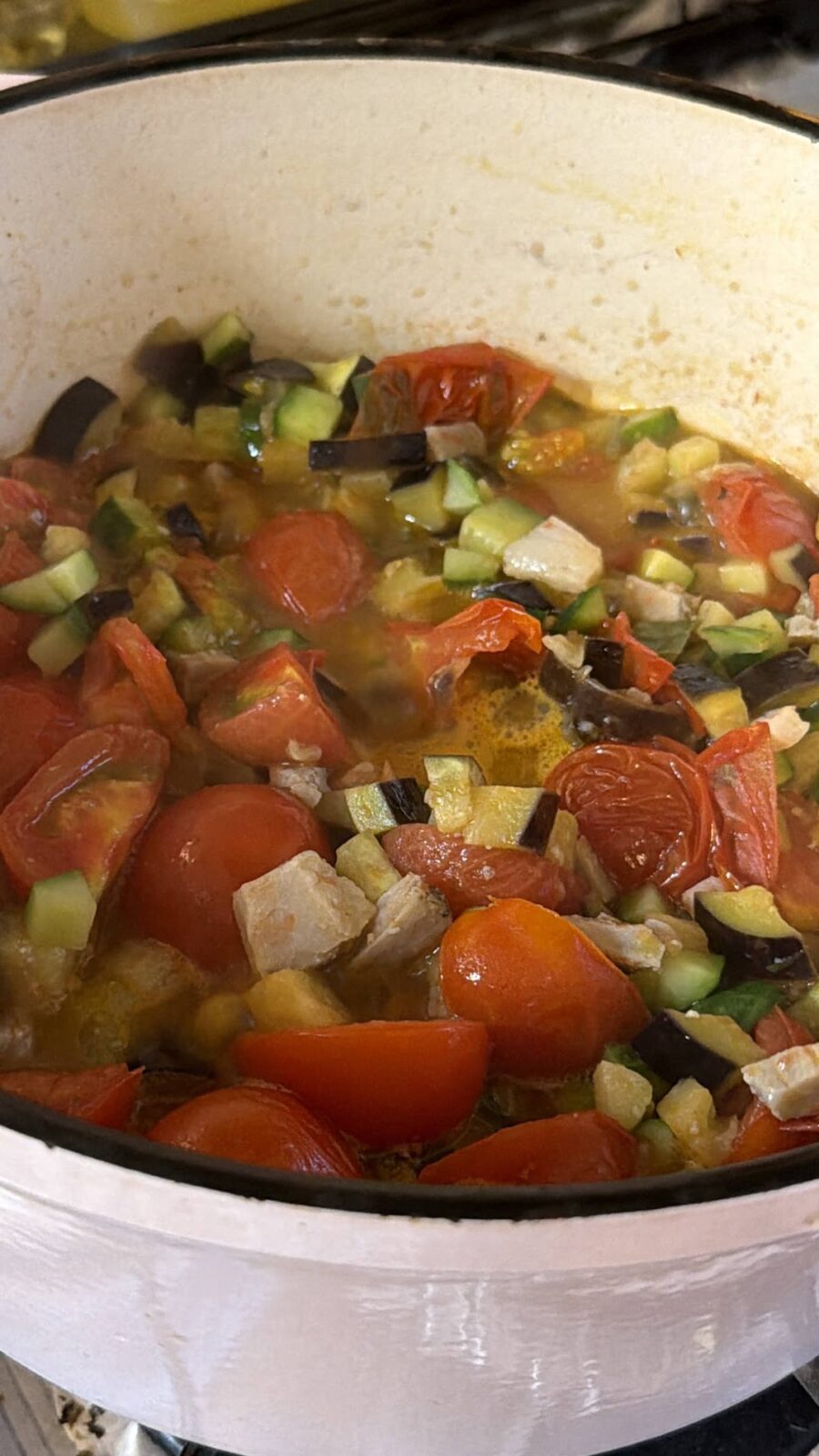 鍋いっぱいに刻んだ夏野菜を煮込んでいるところ