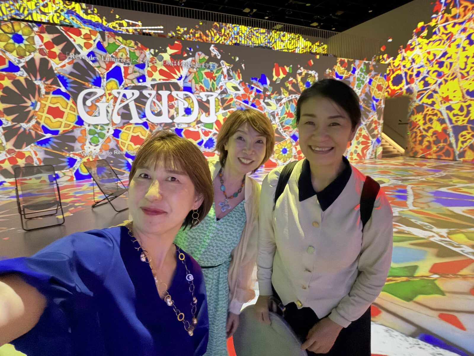 レーヴ・デ・リュミエールのガウディの部屋で記念写真
