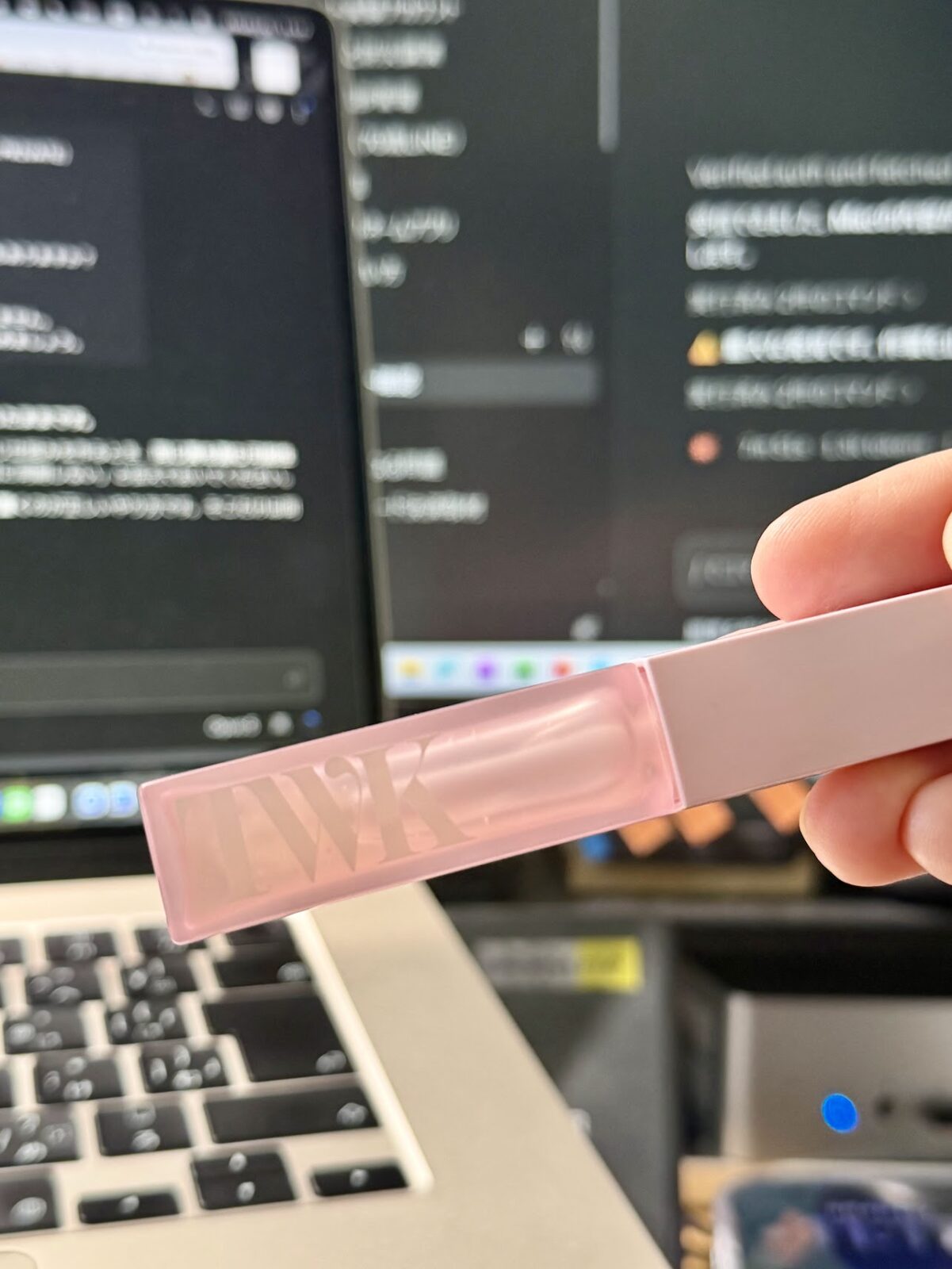 パソコンでAIが働いている間にまつげ美容液を塗る