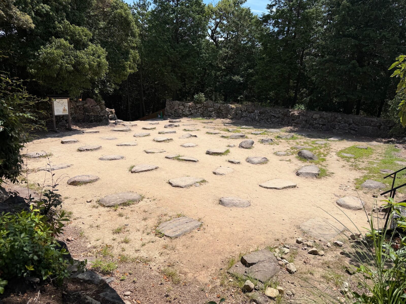 安土城跡に残る礎石