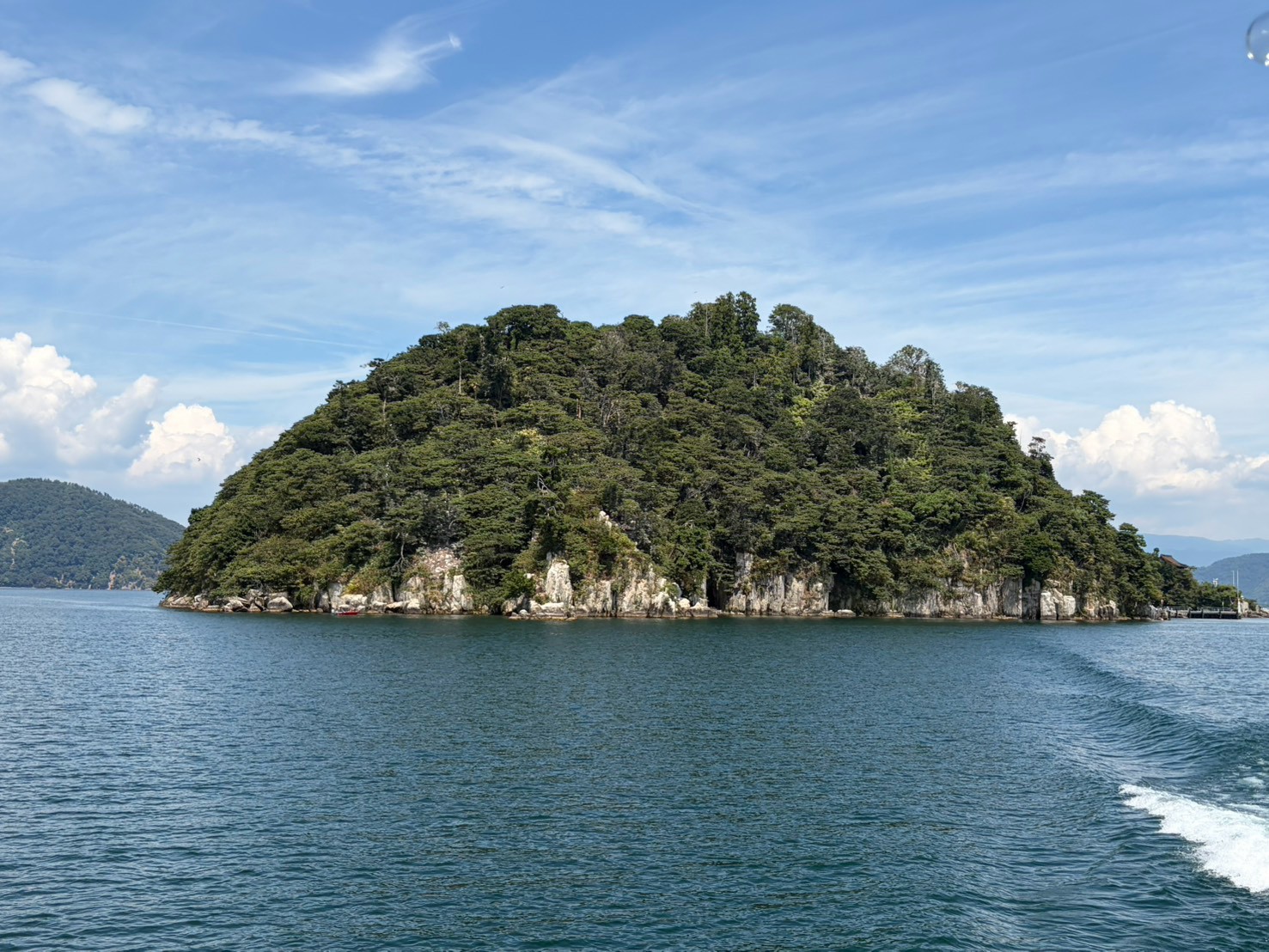 船から見た竹生島の全景