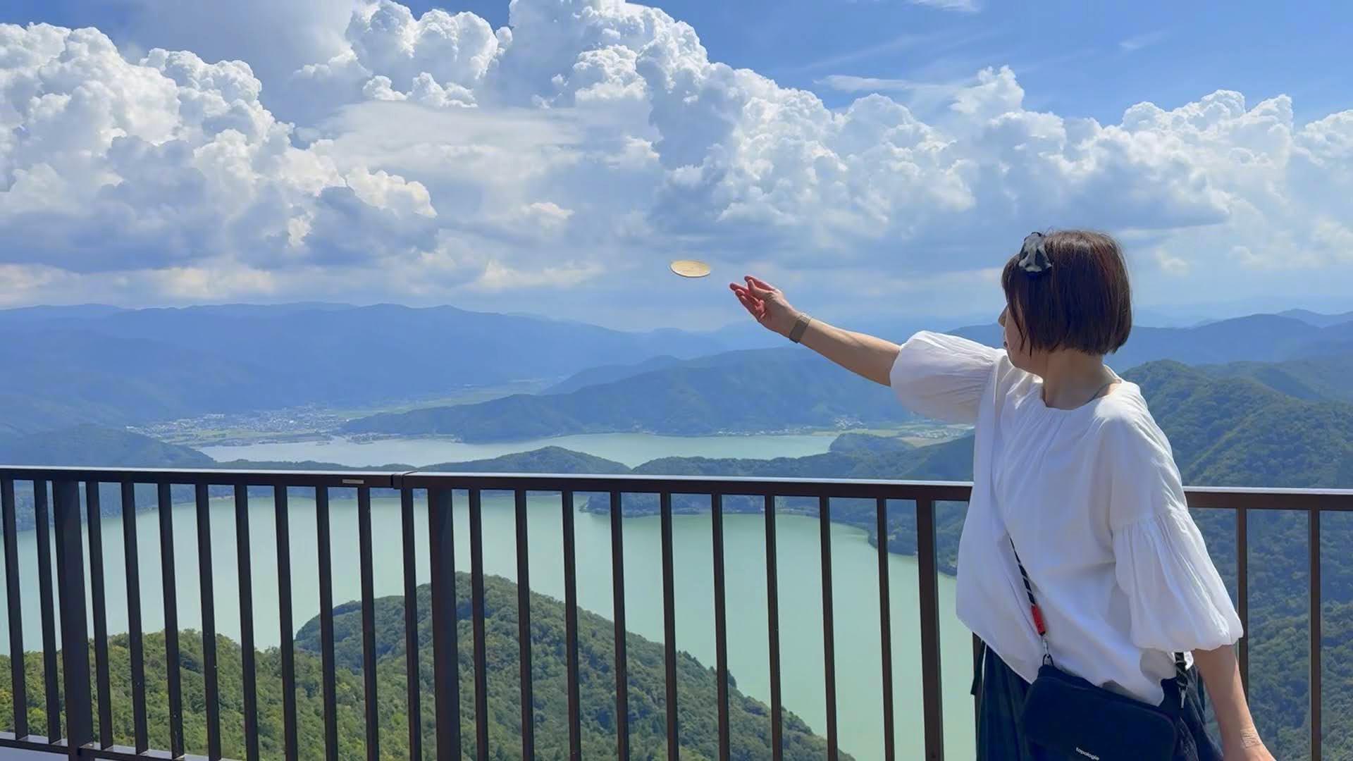 三方五湖に向かってかわらけを投げるところ