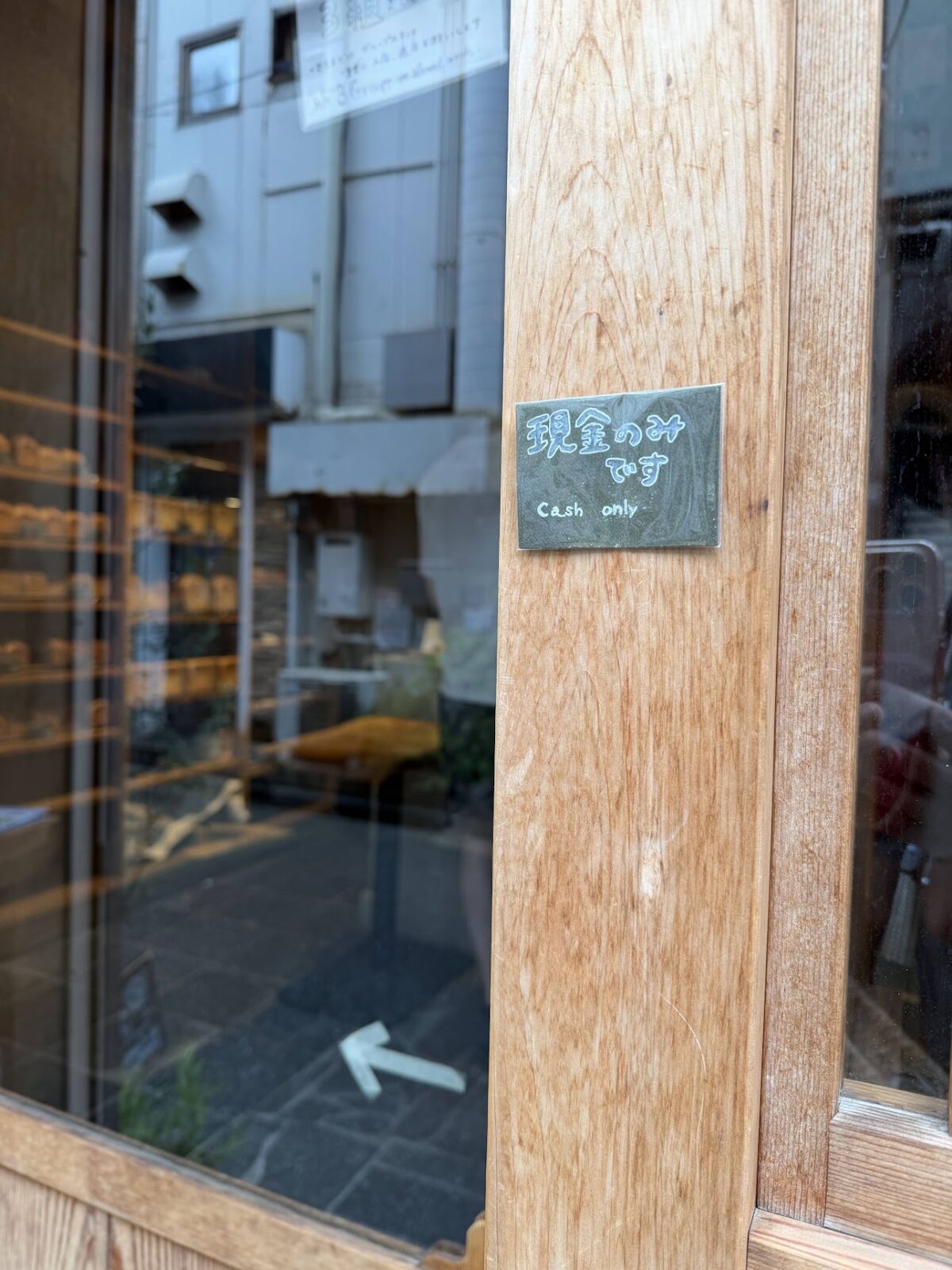 「現金のみです Cash only」と書かれた札