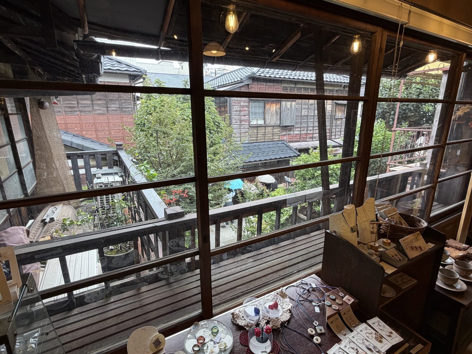 2階の窓から見える瓦屋根と木の塀