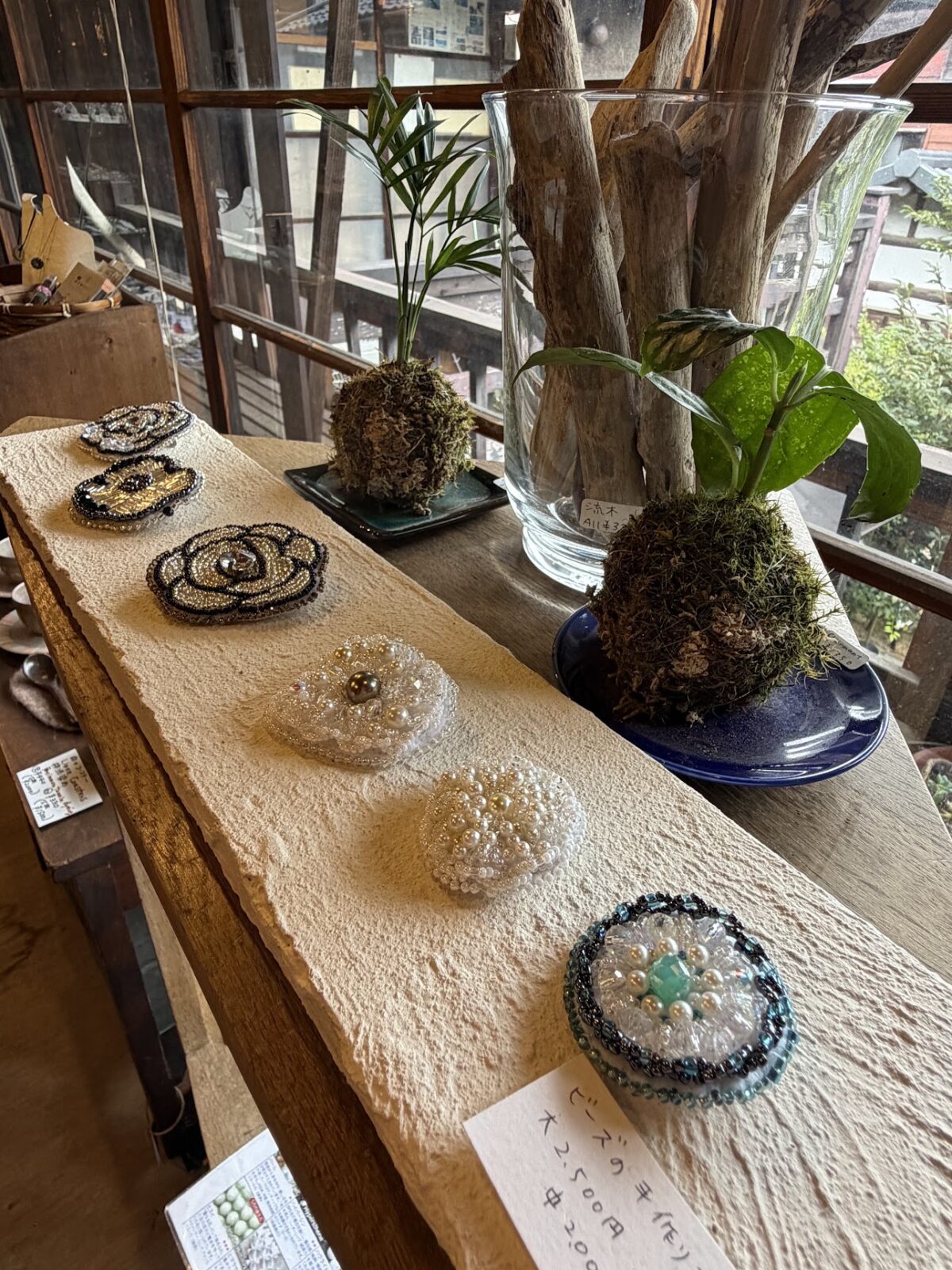 ビーズのブローチと苔玉
