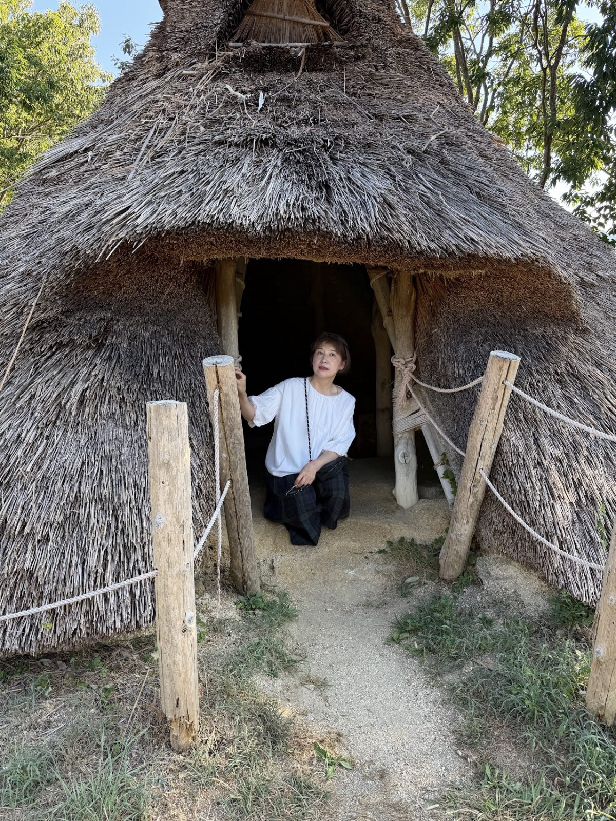 竪穴住居の入口にしゃがんだところ