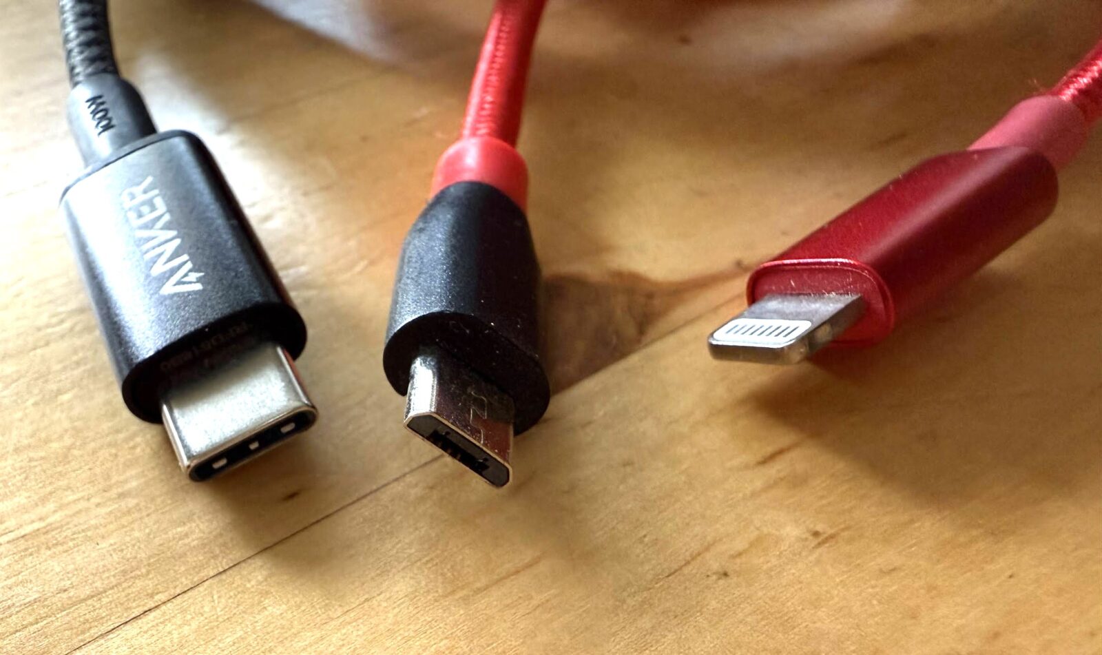 充電ケーブルの先端3種類。USB-C、micro USB、ライトニング