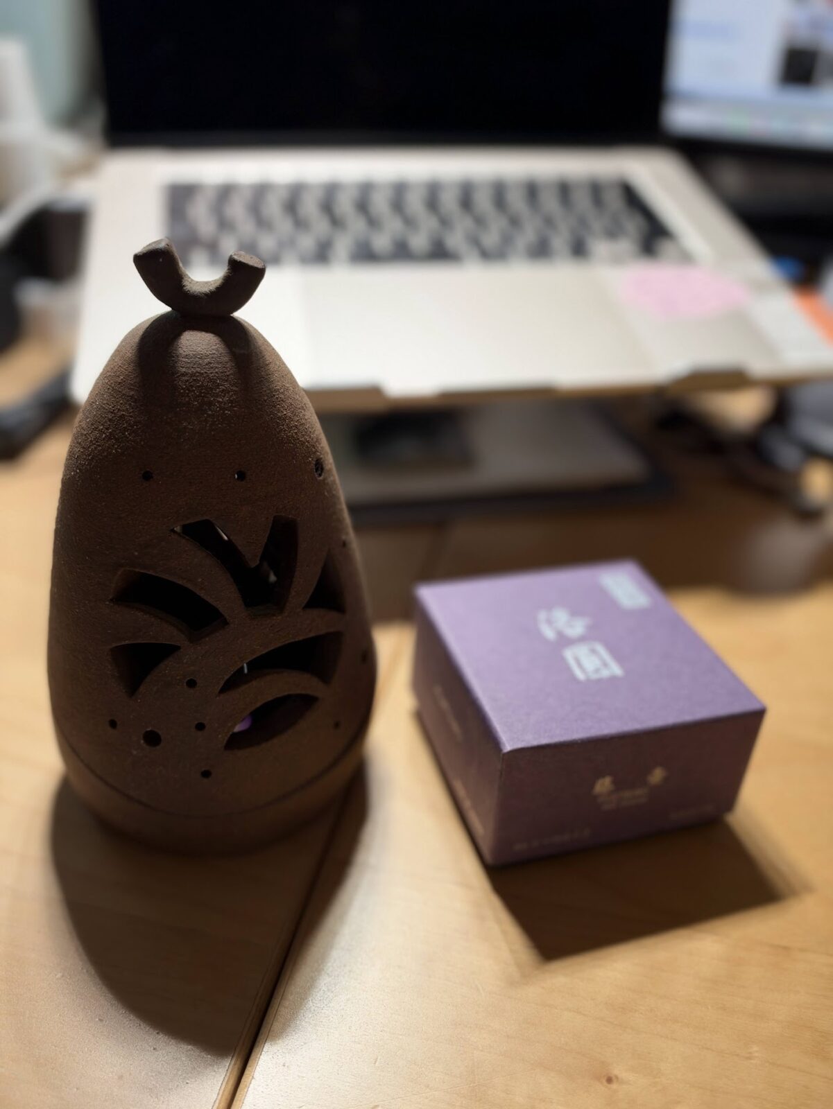 透かし模様の陶器のお香入れ