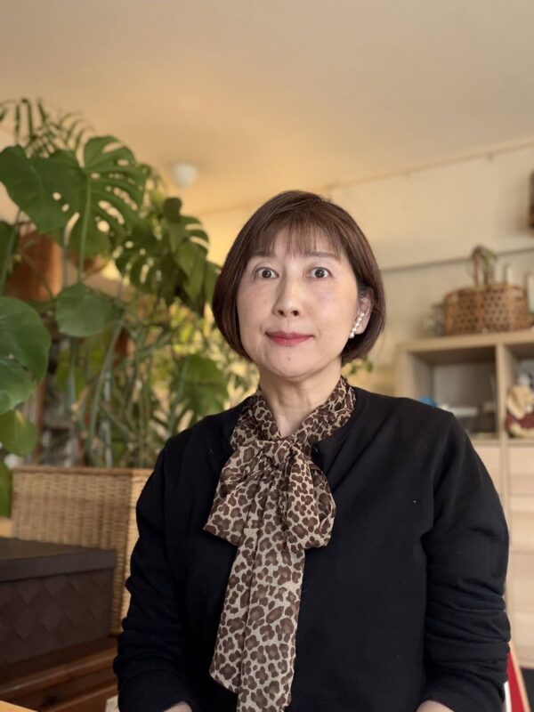 秋らしい装いでカメラの前に立つ増田由紀