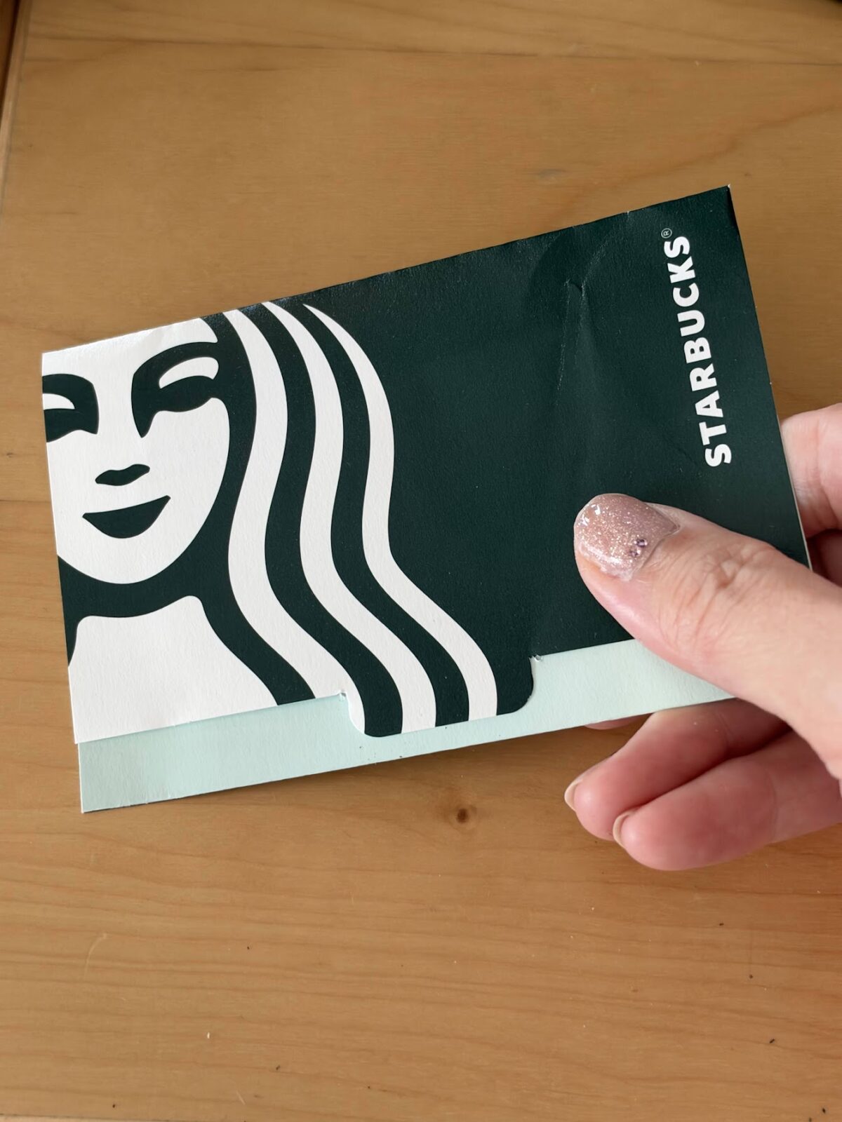 スターバックスのカードを手に持っている写真