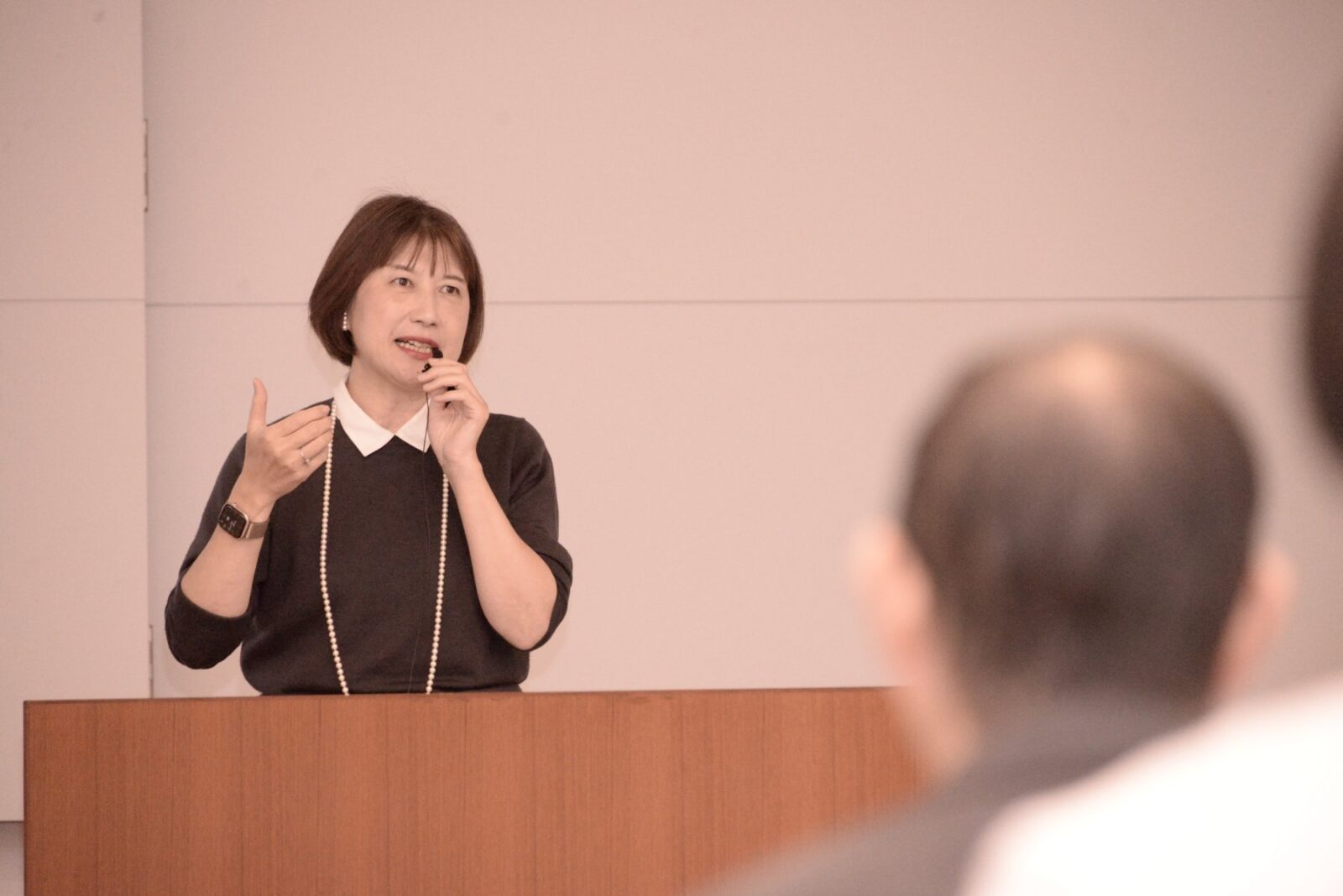 演台からAIの使い方を説明する増田由紀