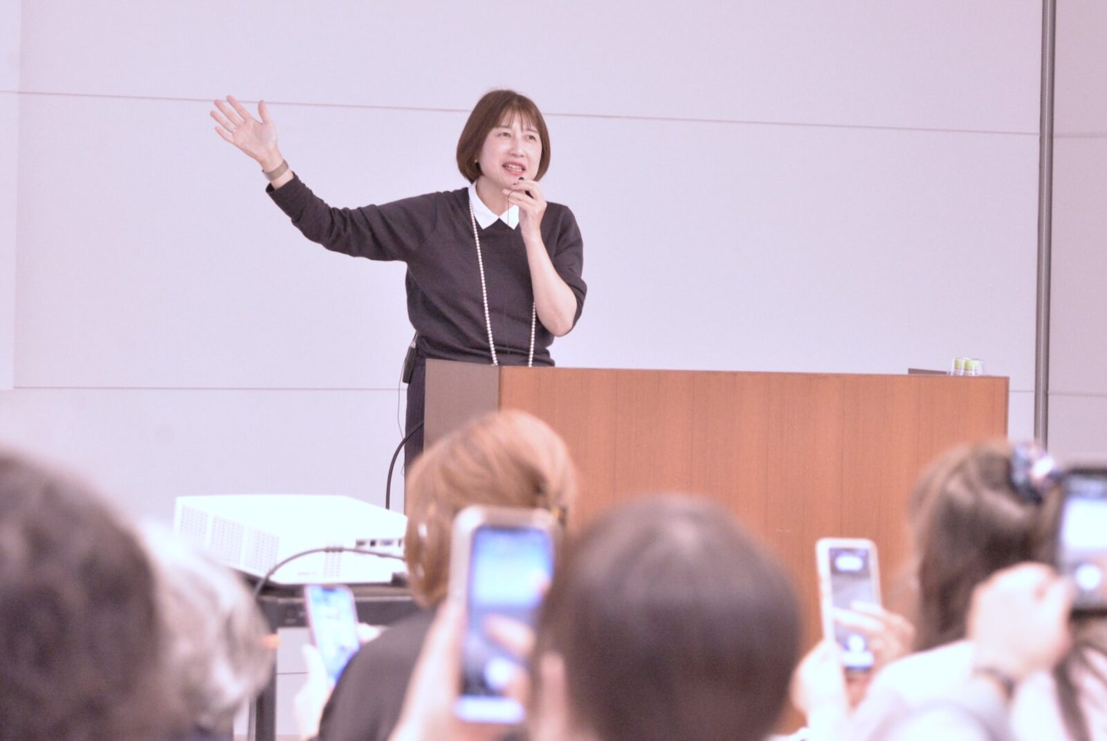 スマホで撮影しながら聞く参加者の皆さま